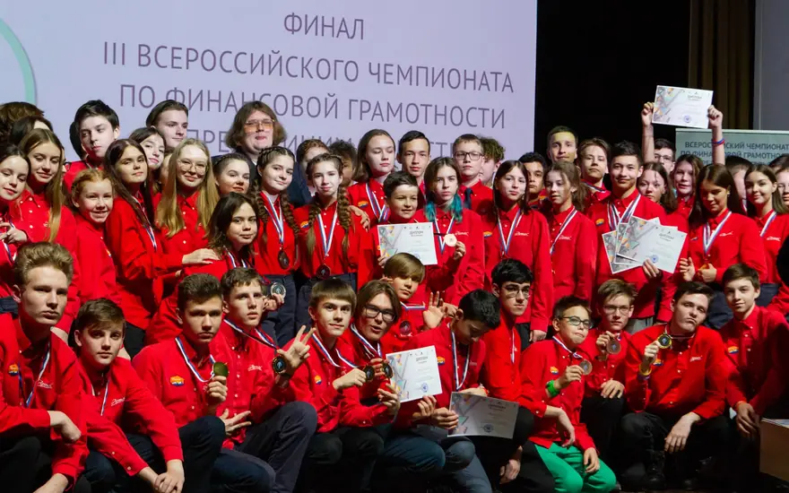 Команды-финалисты III Чемпионата с дипломами и медалями на сцене в «Артеке»