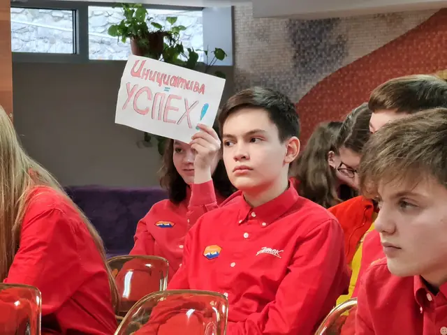 Болельщики команд в зале с плакатом «Инициатива = успех»